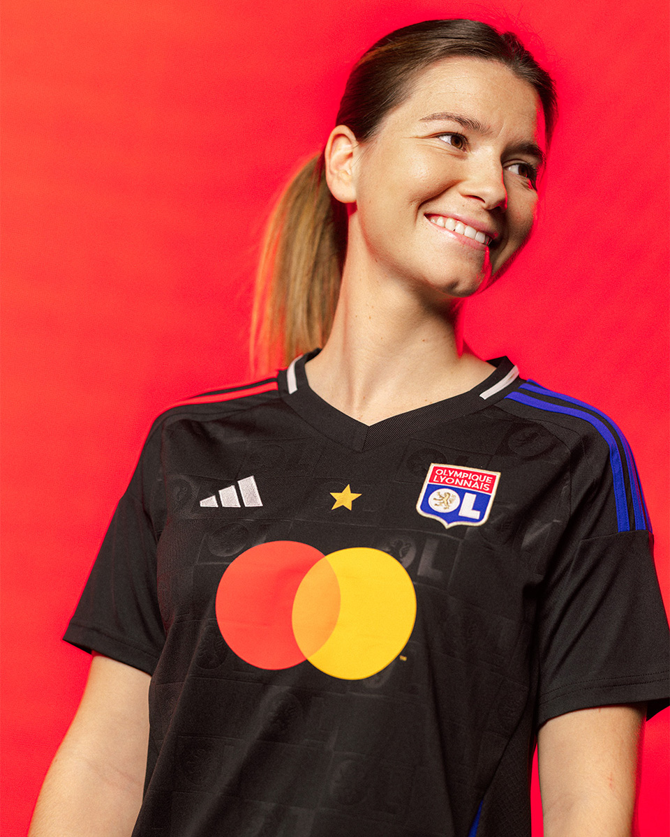 Áo đấu sân khách Lyonnais cho mùa giải 2024-25