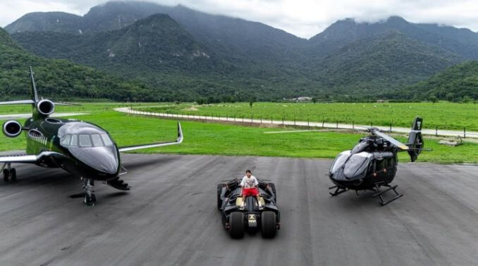 Neymar khoe “đồ chơi” cá nhân: máy bay triệu đô và Batmobile gây chú ý