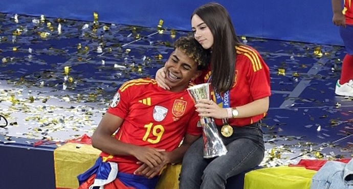 หลังเพิ่งโดนหลอก “ยามาล” แข้งสเปนวัย 17 ปี เจอ “สาวใหม่” แล้ว หลุดภาพ-หลักฐานครบ