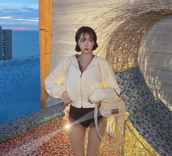 พัทยาลุกเป็นไฟ ยูอะ มิคามิ อวดภาพชุดว่ายน้ำ นั่งรถสองแถว