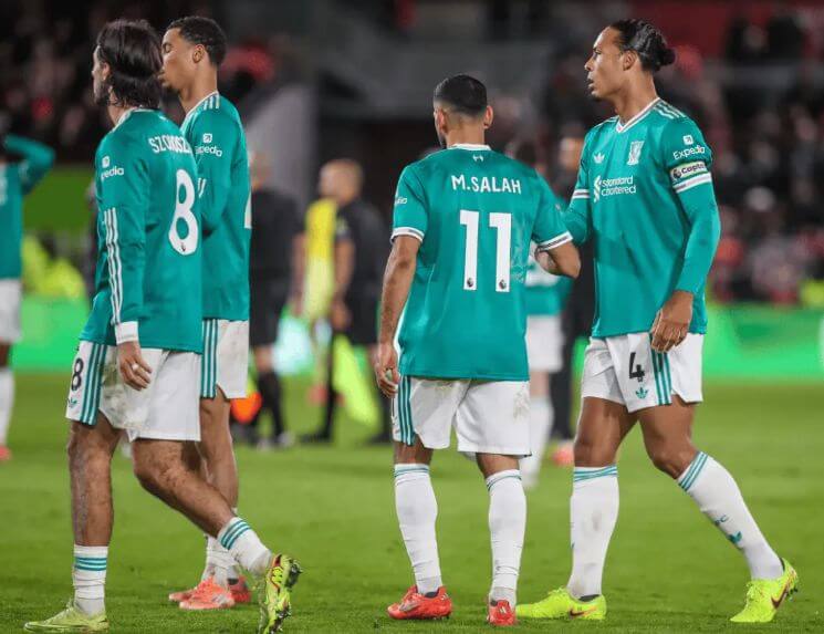 Lượng chuyển nhượng lớn khiến Liverpool tụt dốc, Manchester United chỉ mất một tháng để đuổi kịp