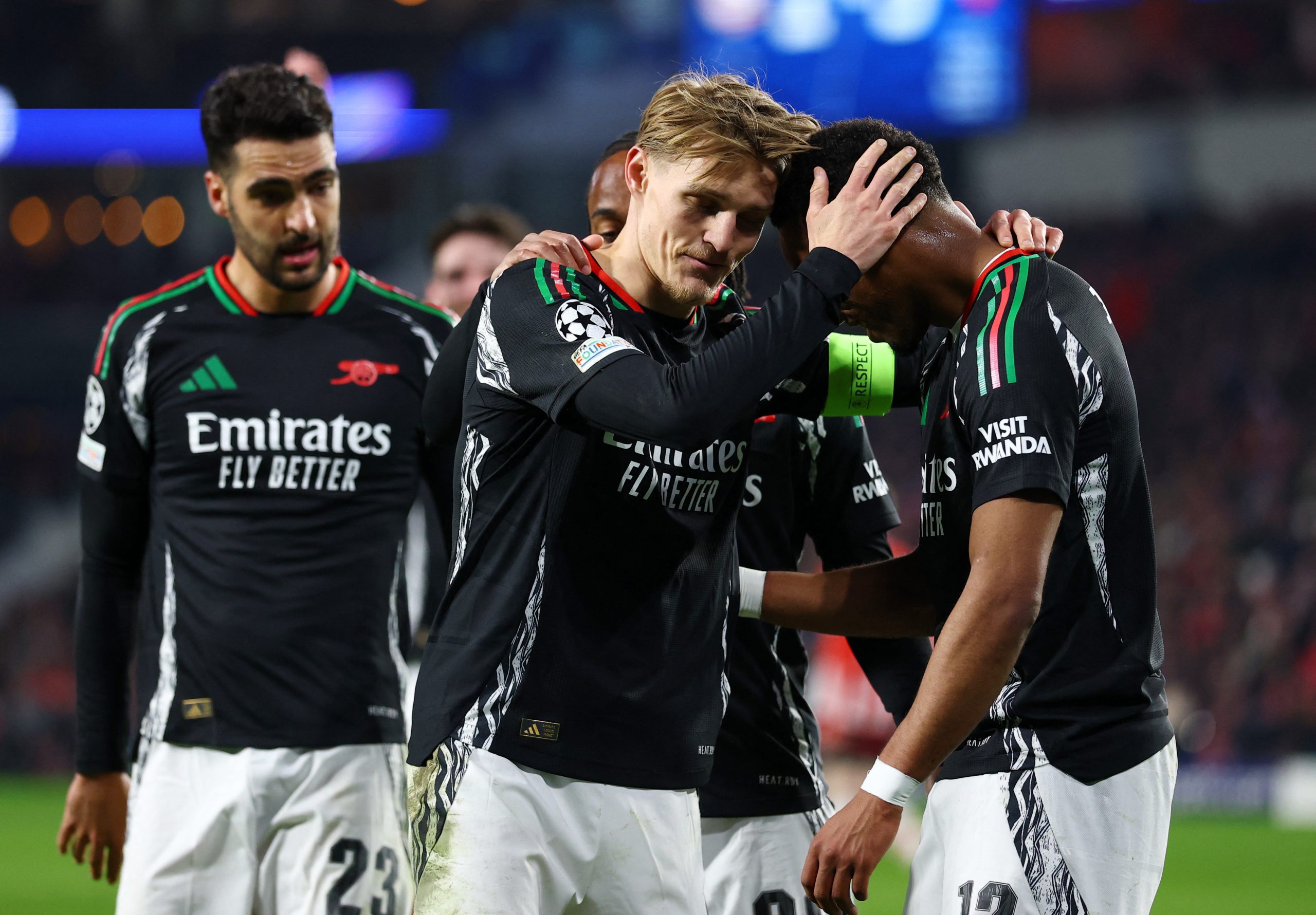 아스널, PSV 원정에서 7대1 대승... 에단 은와네리 맹활약