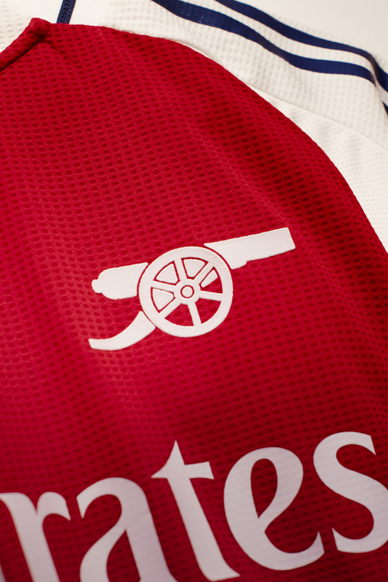 Áo thi đấu sân nhà của Arsenal cho mùa giải 2024-25