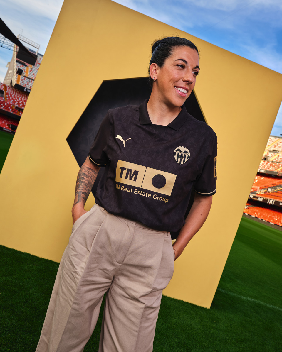 Áo đấu sân khách Valencia cho mùa giải 2024-25