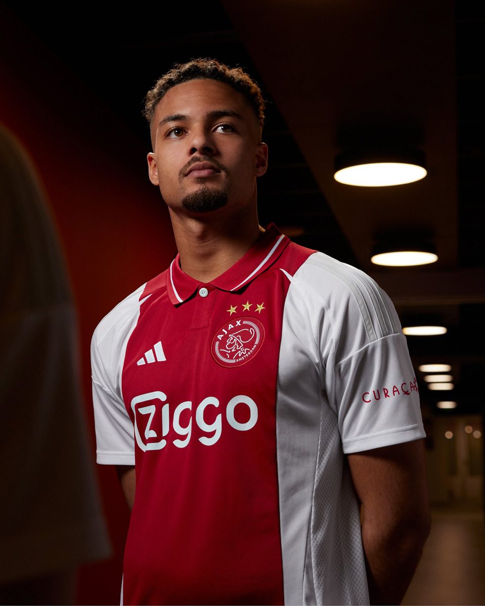 Áo đấu sân nhà Ajax cho mùa giải 2024-25
