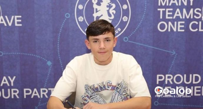 Chelsea’s Rising Star Reggie Walsh Signs First Professional Contract