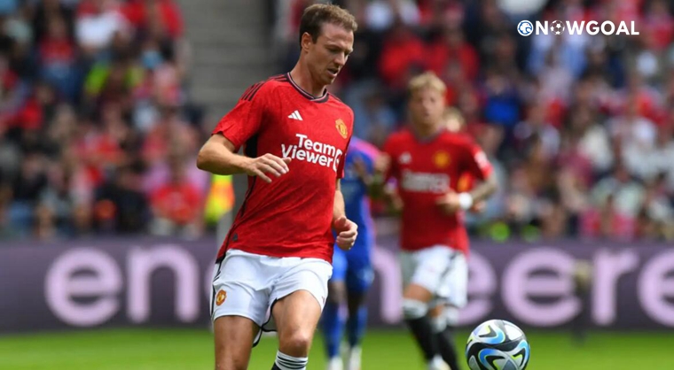 ​Manchester United Defender Signs Surprise Contract Extension