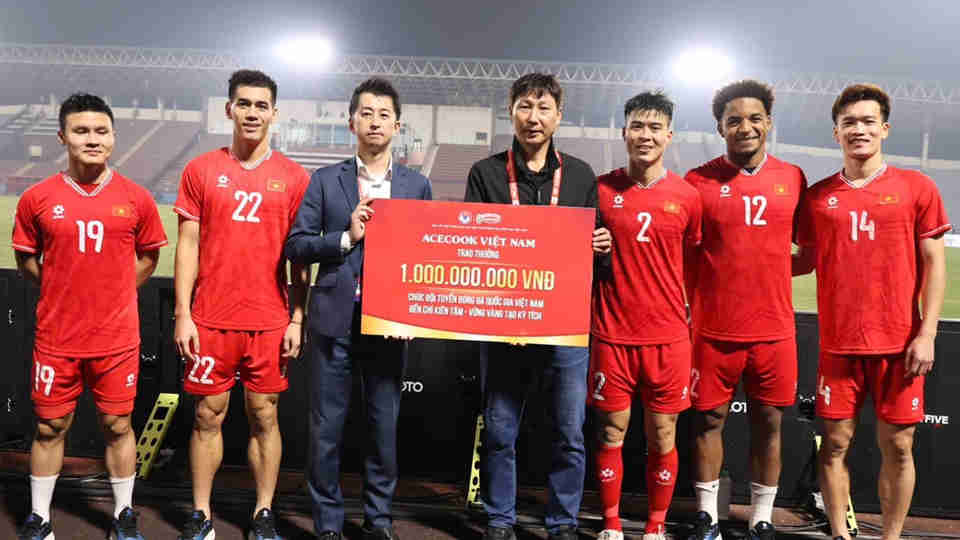 ยืนรอไทย-ฟิลิปปินส์