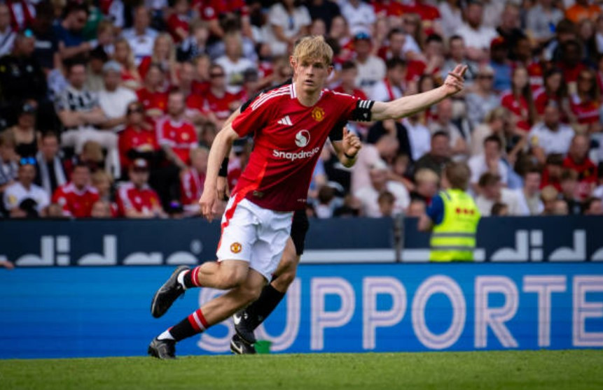 Ten Hag ấn tượng với một tài năng học viện