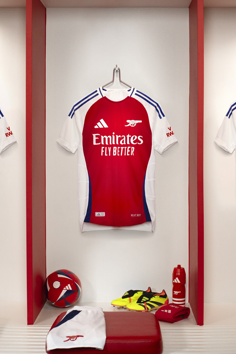 Áo thi đấu sân nhà của Arsenal cho mùa giải 2024-25