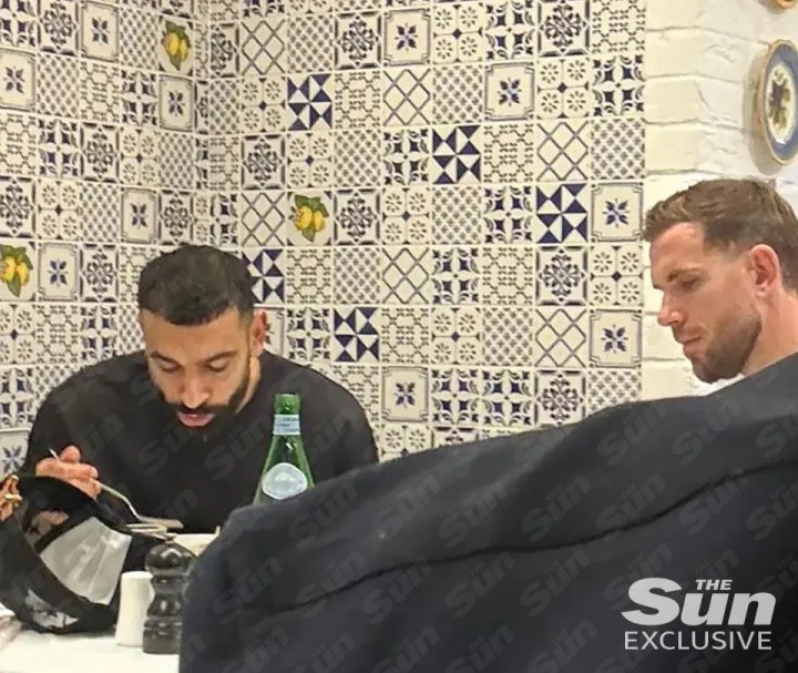 The Sun: Salah và Henderson dùng bữa cùng nhau, Henderson trả lời nhiều câu hỏi