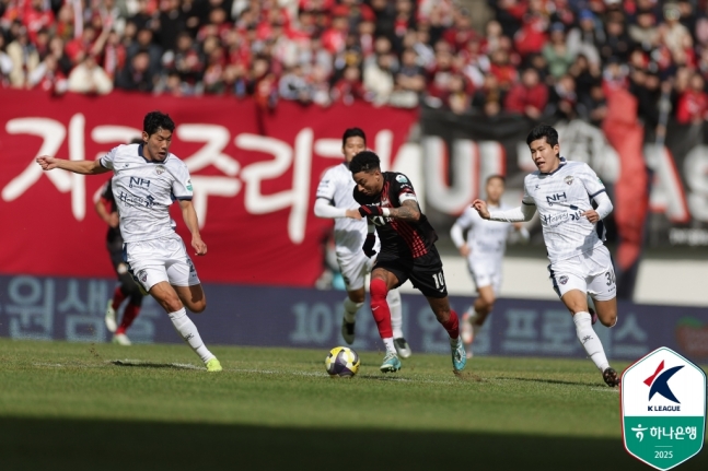 FC 서울, 김천상무와 0-0 무승부...'충격적 잔디→유효슈팅 2개'