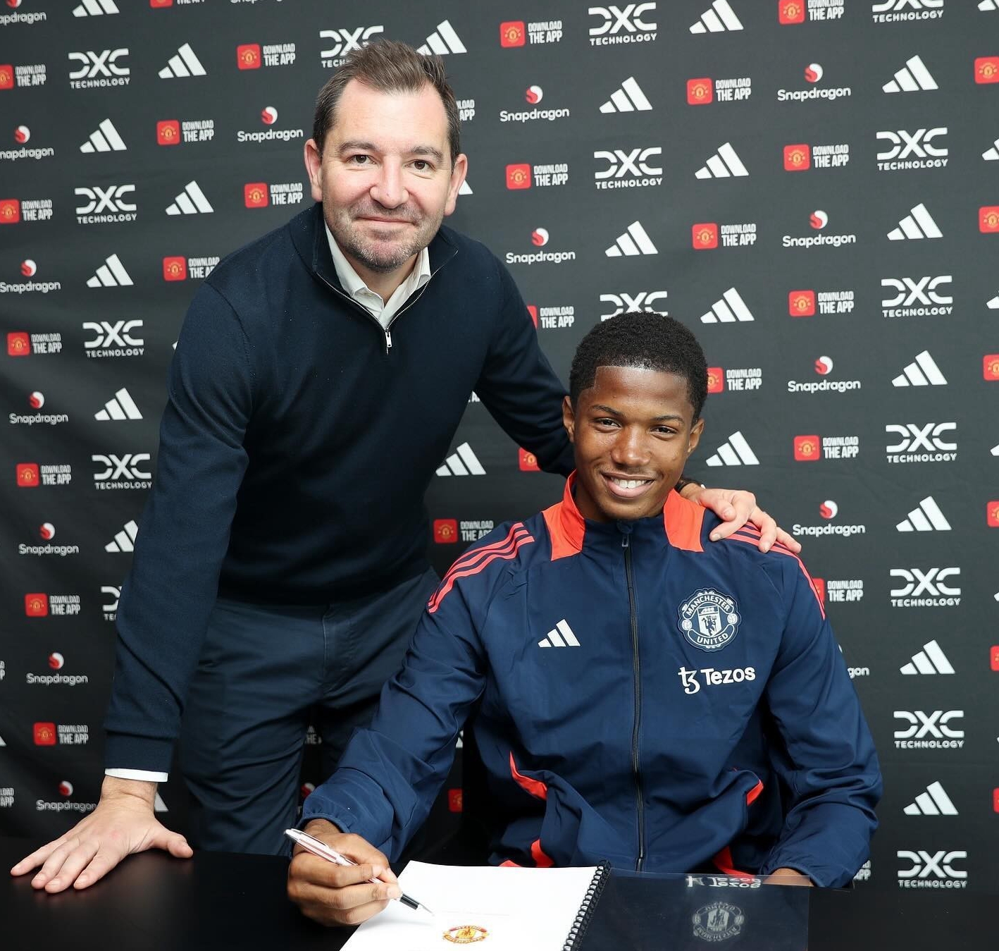16-year-old Arsenal forward Obi-Martin shares a photo of signing with Manchester United