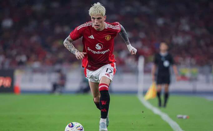 Garnacho trở về Old Trafford bị lăng mạ, giống một chàng trai trẻ bị dẫn dắt sai hướng