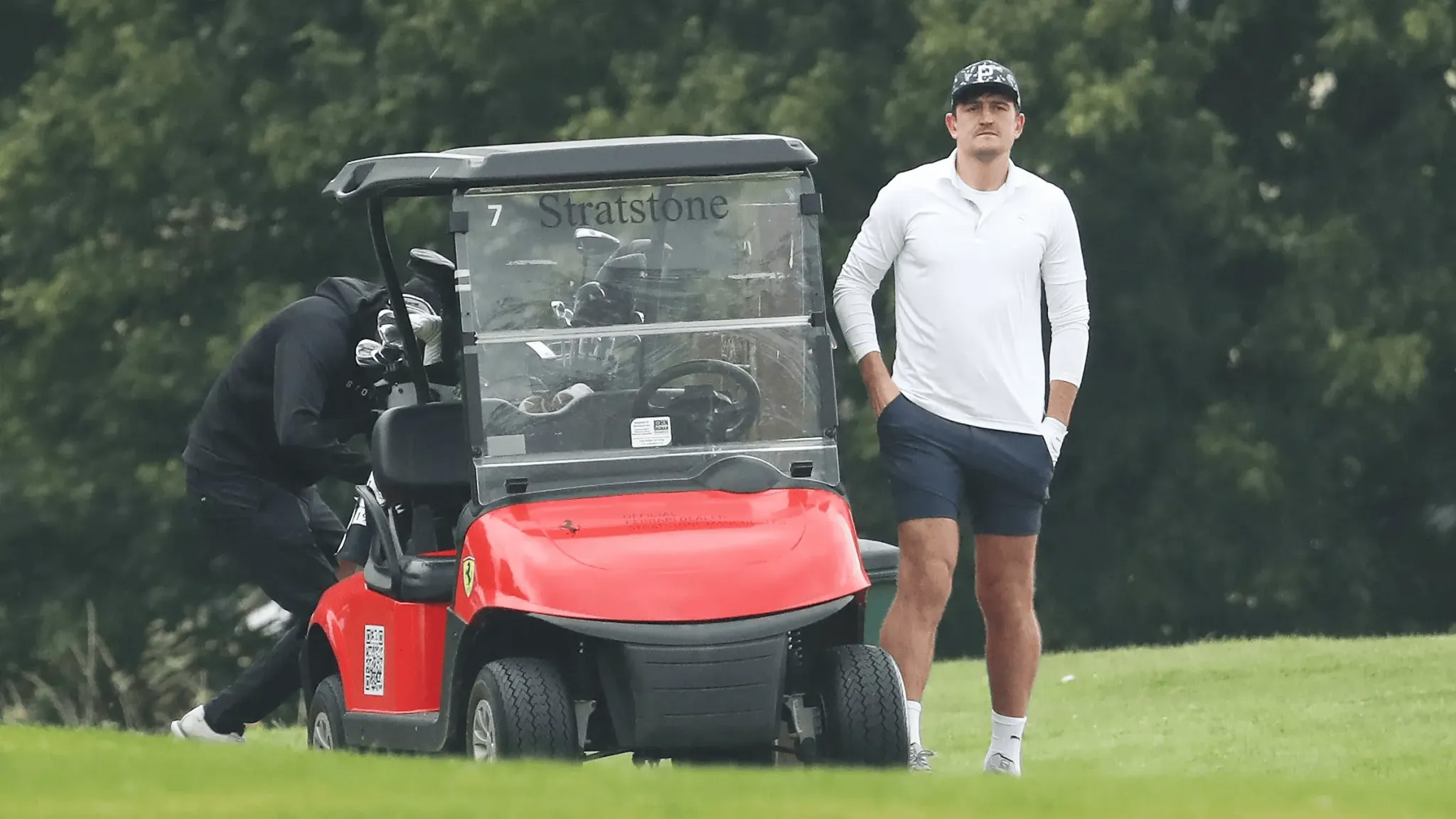 Sau khi thắng Fulham, Maguire bị chụp ảnh đang chơi golf