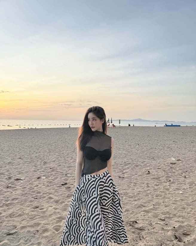 จิรารัตน์ สาวสวยและแสงอาทิตย์ยามเย็นช่วยเสริมกัน
