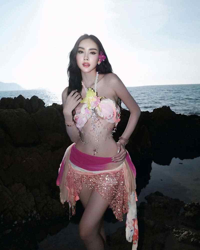 ปราง สุนทรี นางงามสุดฮอต เสิร์ฟลุคแซ่บ !! นุ่งทูพีซ อวดเอวเอสไม่ง้อแอปฯ
