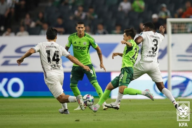 전북현대, 강원과 1-1 무승부...결승행 2차전으로