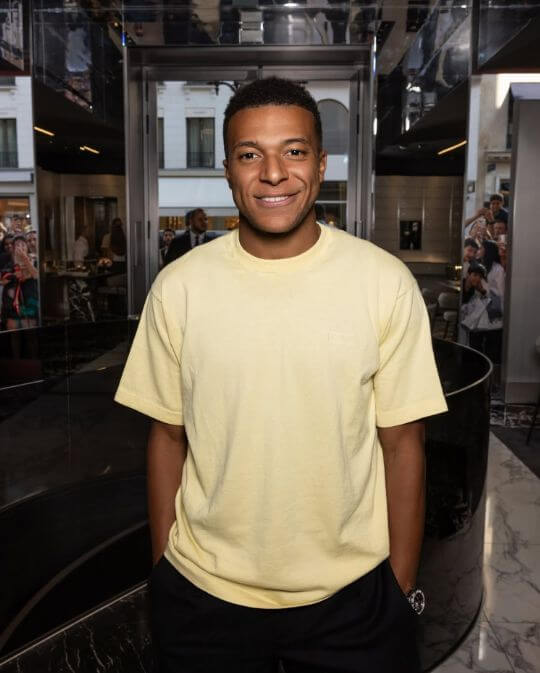 Tình cảm Mbappe và bạn gái sao Tây Ban Nha lên cao, cặp đôi đổ bộ cửa hàng xa xỉ ở Paris