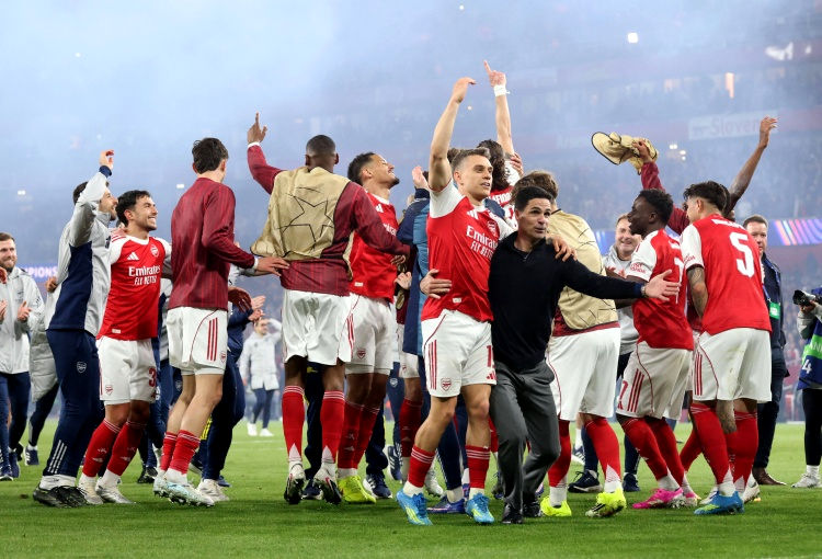 Arsenal tính phí 859 bảng cho nhân viên đi máy bay dự chung kết Champions League, gây bất bình