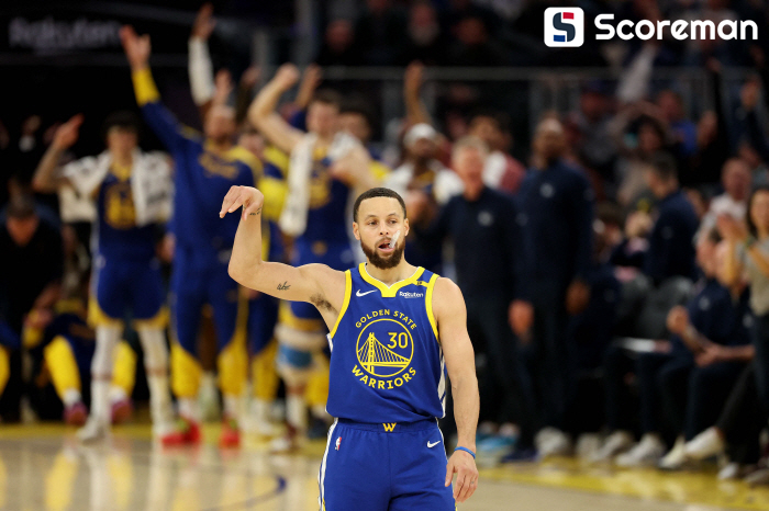 스테판 커리, 24점 폭발에 3점슛 5개 적중... 'NBA 첫3점슛 4000개' 2개 남았다