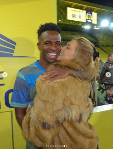 Quá nóng bỏng! Bạn gái người mẫu của Vinícius đến sân cổ vũ, từ áo đến giày đều mang dấu ấn Vinícius