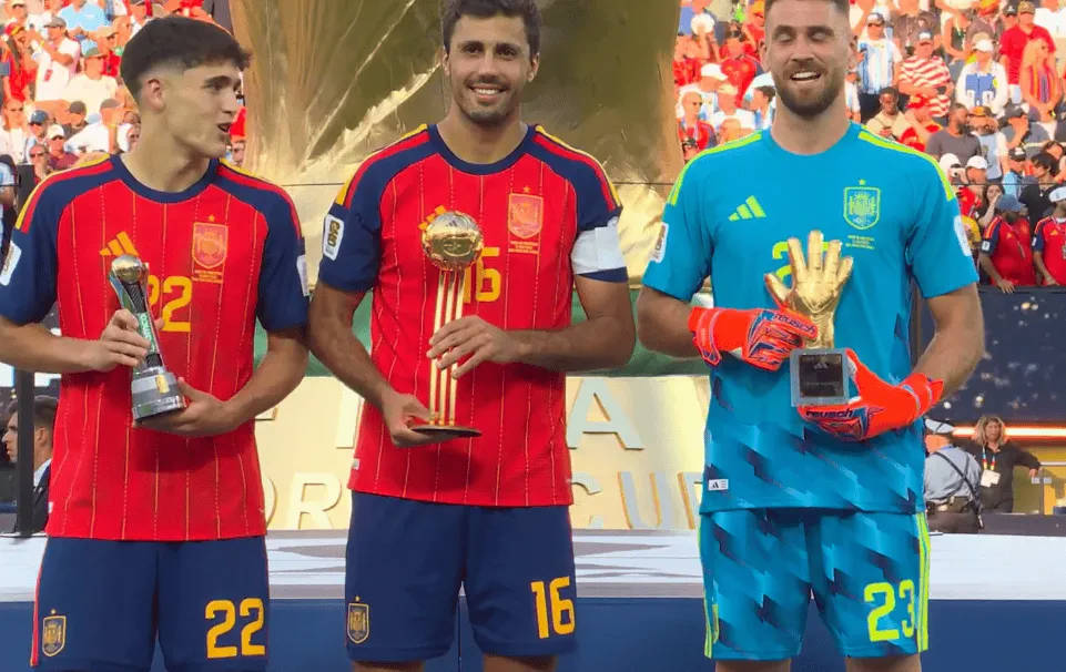 Lần đầu tiên Tổng thống Trump trao cúp! Tây Ban Nha vô địch World Cup 2026, đội trưởng Rodri giành Quả bóng Vàng World Cup!