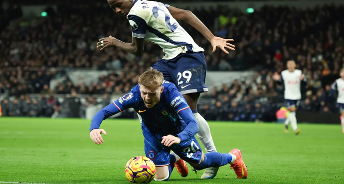 Photo: Cole Palmer's Annoying Expression After Referee Points to the Spot, Penalty King Is Free