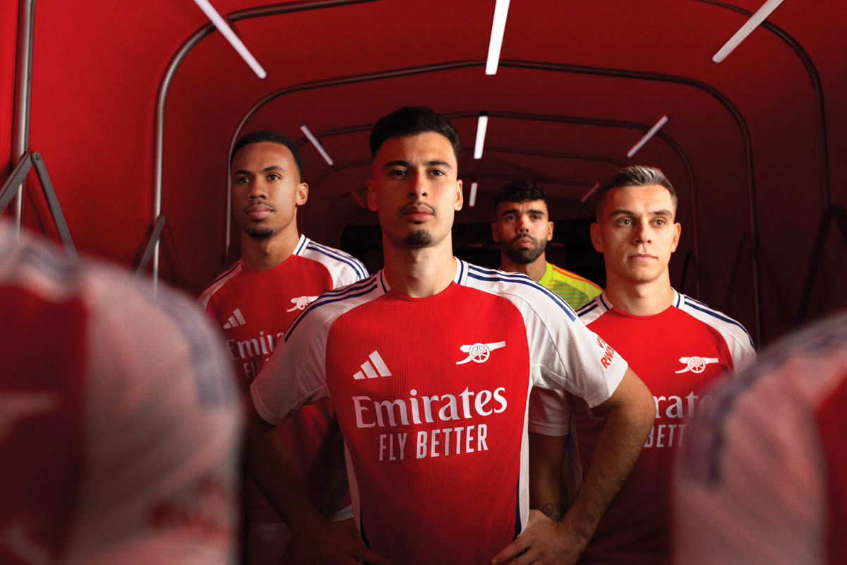 Áo thi đấu sân nhà của Arsenal cho mùa giải 2024-25
