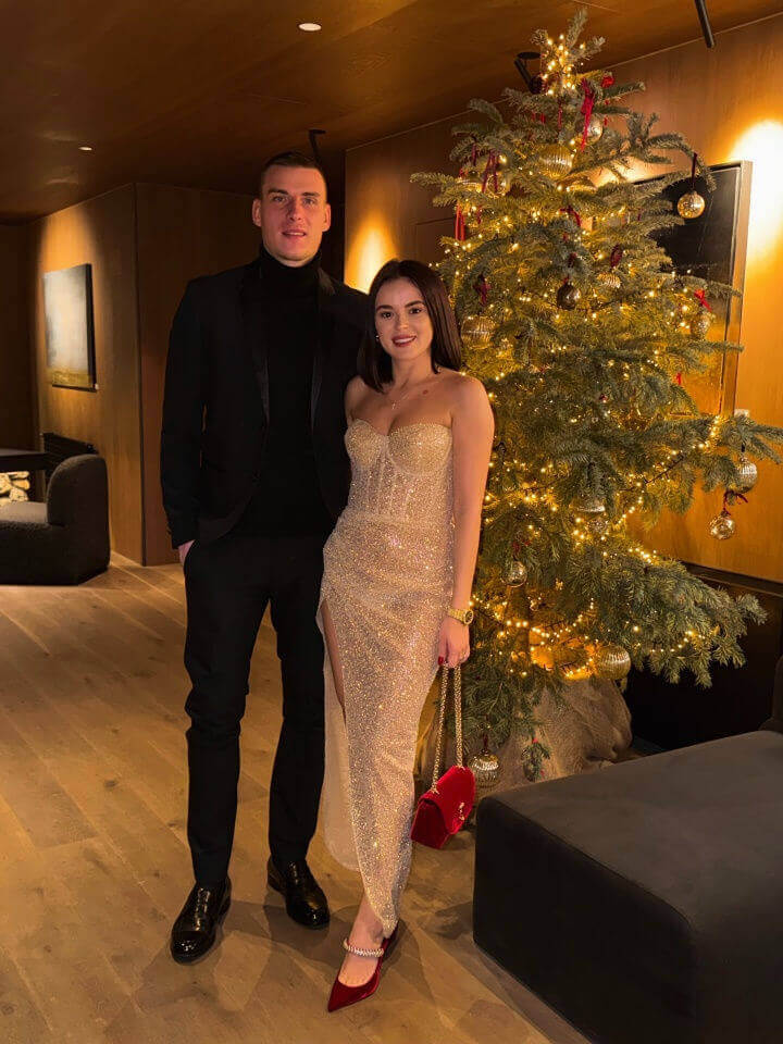 Không khí Giáng Sinh đỏ rực! Các cầu thủ khoe ảnh gia đình dịp Giáng Sinh