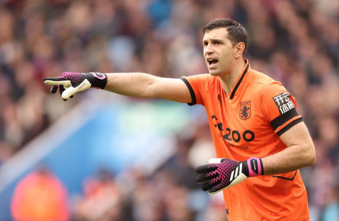 Manchester United vẫn đang cân nhắc xem có nên ký hợp đồng với Martinez hay Ramens, và Villa cũng quan tâm đến Ramens