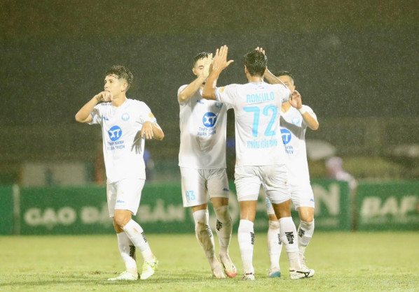 Thắng nghẹt thở SLNA, Nam Định 99% vô địch V-League