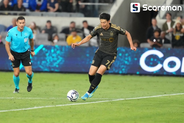 손흥민, 10경기 침묵 깨고 필드골...에이징커브 논란에 세리머니로 답했다