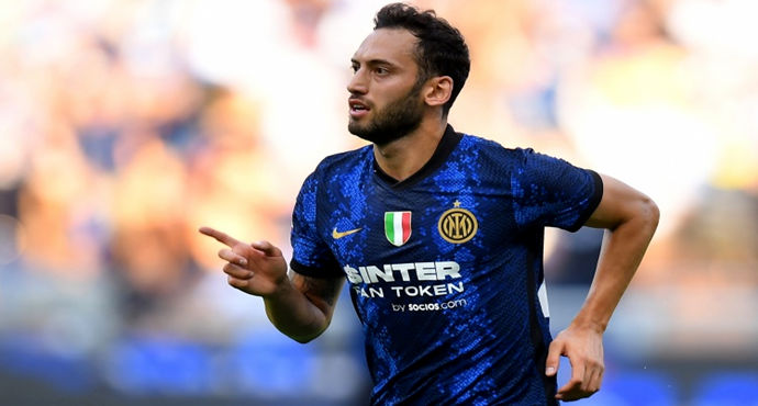 Báo Ý: Khả năng gia hạn của Çalhanoğlu với Inter giảm mạnh, có thể rời đi hè này