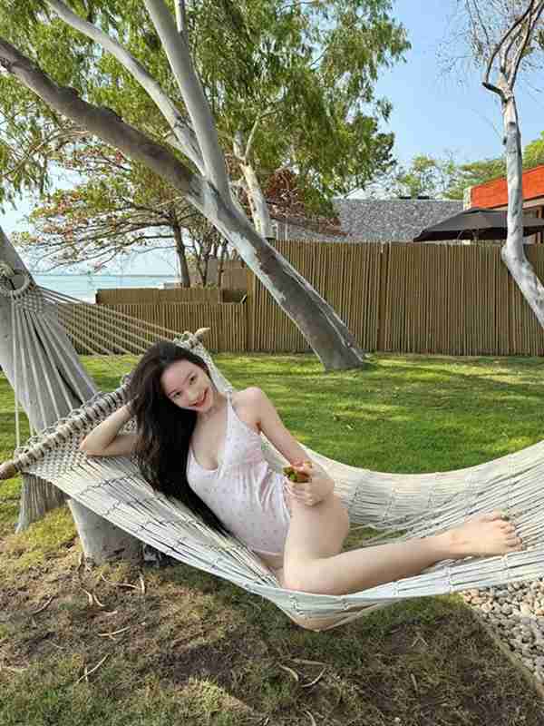 พิมพ์ กรกนก อวดหุ่นแซ่บมัดใจชายไทย ด้วยชุดว่ายน้ำ