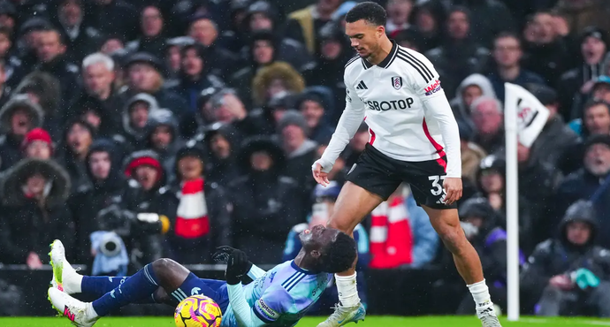 Photo: Fulham's Tight Defensive Line Frustrates Arsenal