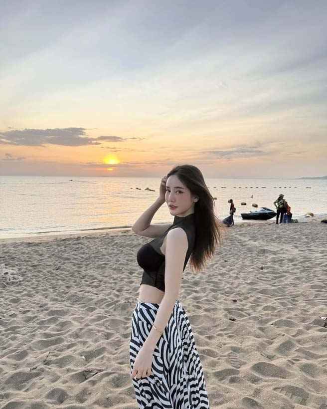 จิรารัตน์ สาวสวยและแสงอาทิตย์ยามเย็นช่วยเสริมกัน