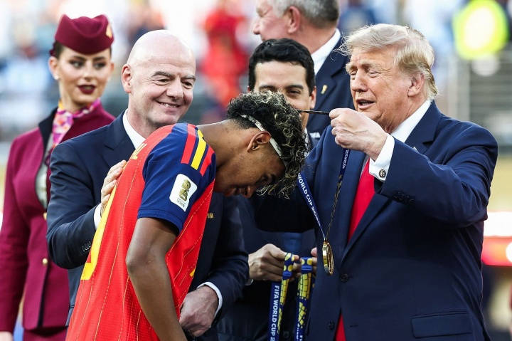 Lần đầu tiên Tổng thống Trump trao cúp! Tây Ban Nha vô địch World Cup 2026, đội trưởng Rodri giành Quả bóng Vàng World Cup!