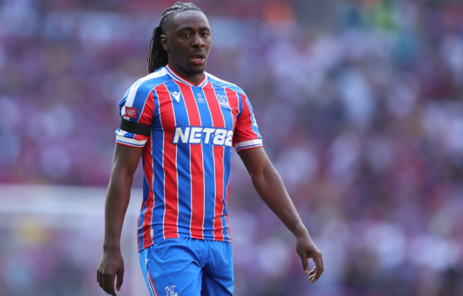 Eze đã quyết định không thi đấu ở vòng play-off Europa League đêm nay sau khi tham khảo ý kiến ​​của huấn luyện viên Crystal Palace