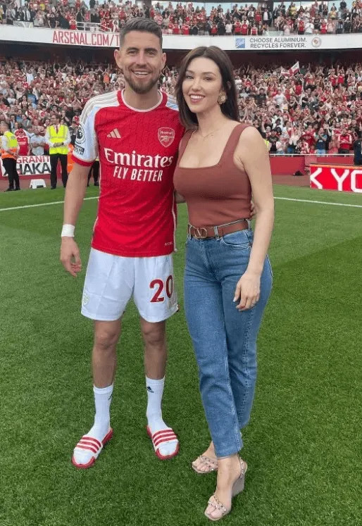 Derby Bắc London sắp bắt đầu, The Sun giới thiệu thành viên WAGs của Tottenham và Arsenal