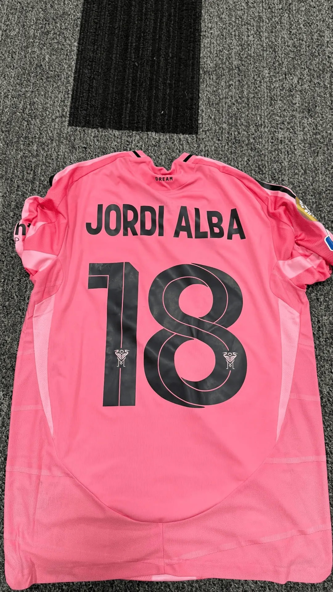 Dembele đổi được trọn bộ trang bị thi đấu của Messi, cùng áo đấu của Suárez và Alba