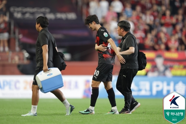 포항 기성용, 갈비뼈 미세골절…회복까지 2주 예상