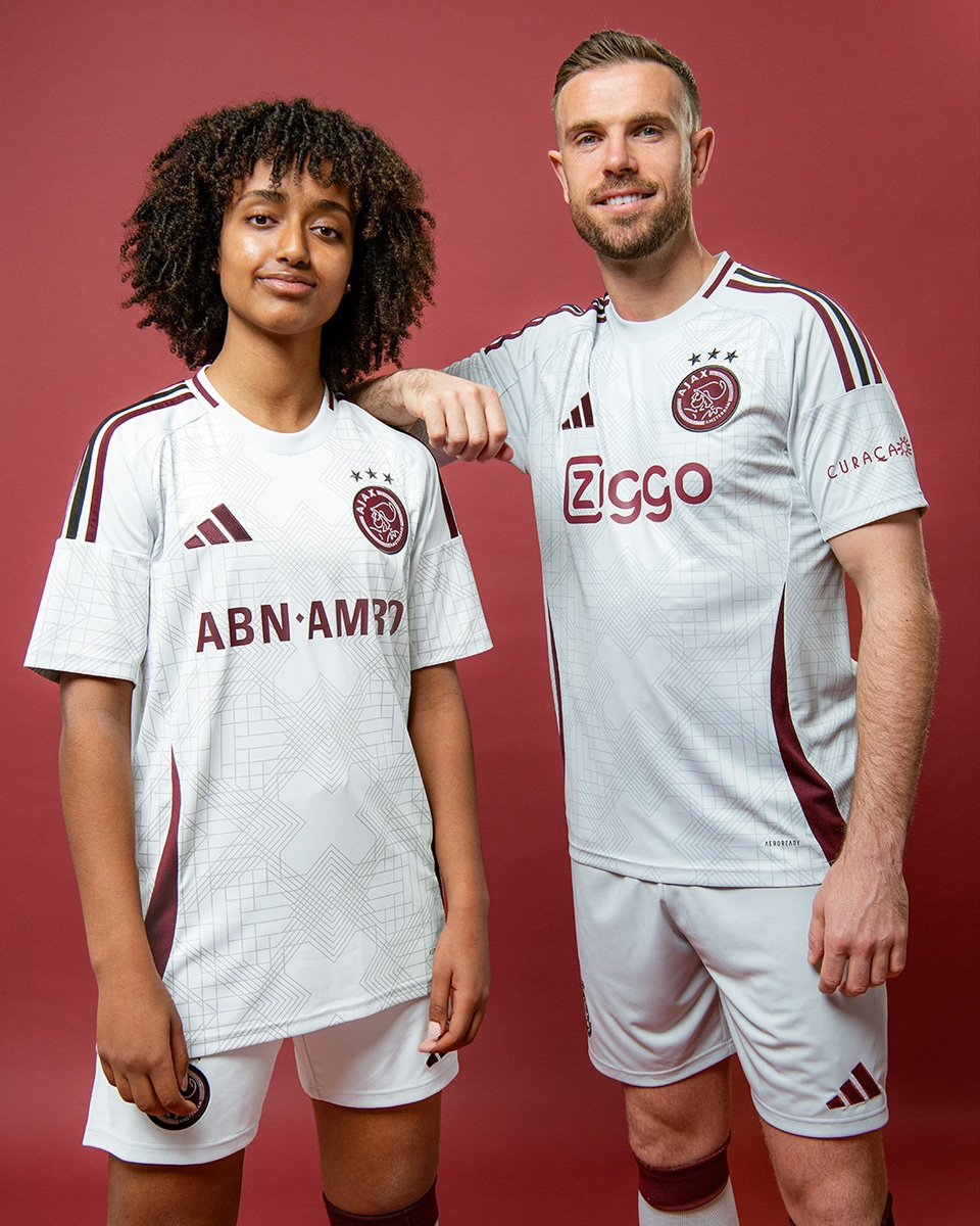 Áo sân khách thứ hai của Ajax mùa giải 2024-25