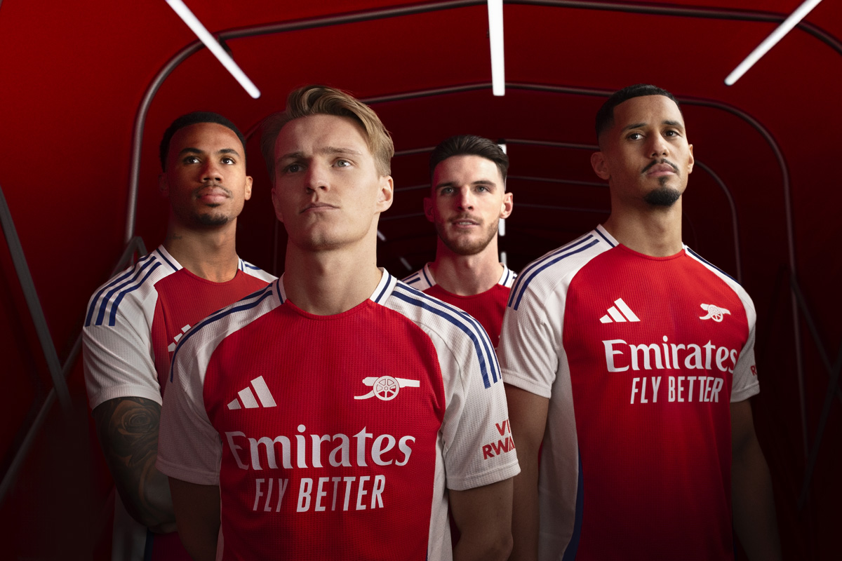 Áo thi đấu sân nhà của Arsenal cho mùa giải 2024-25