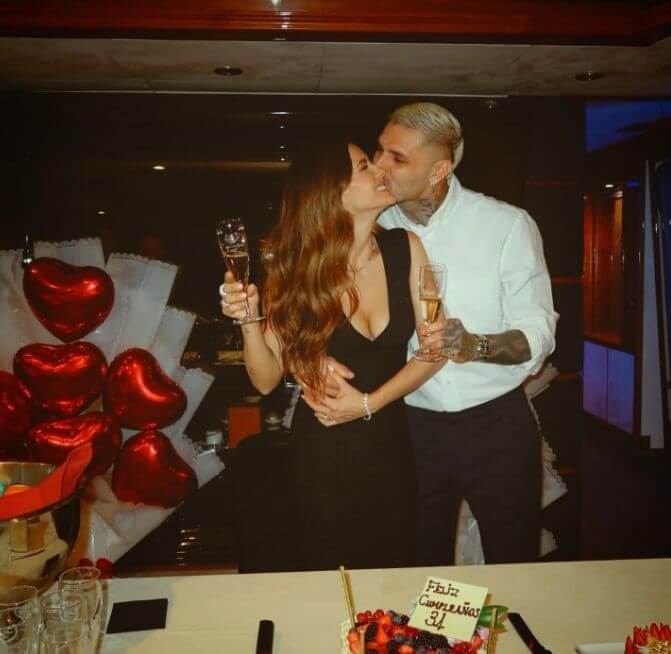 ​​Hạnh phúc quá 🥰 Icardi tổ chức tiệc sinh nhật cho vị hôn thê, khóa môi ngọt ngào trên du thuyền sang trọng