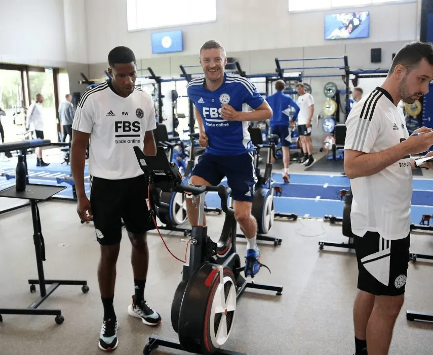 Vardy uống ba lon Red Bull và một tách cà phê trước trận đấu, có buồng áp lạnh trong nhà để khôi phục cơ thể