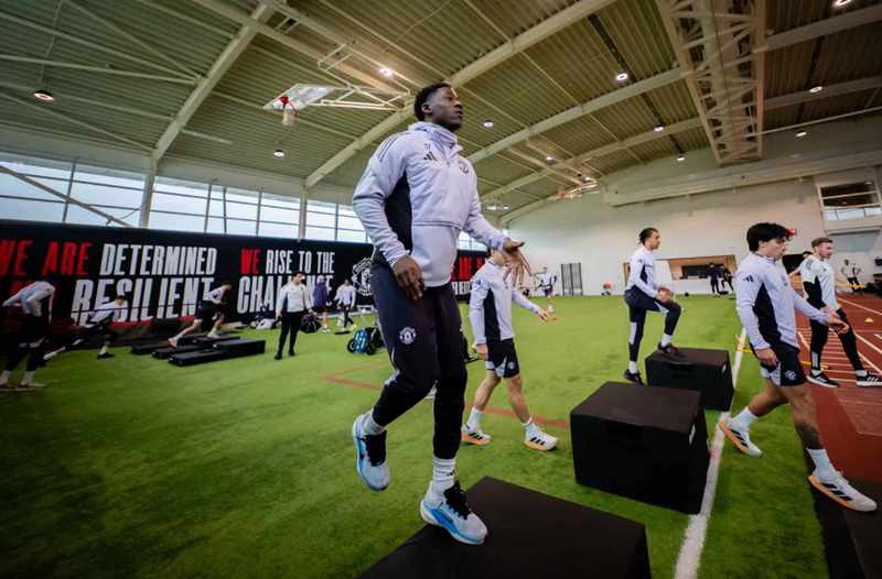 ​พรีเมียร์ลีกระอุ! แมนยูฯ เปิดรังโอลด์ แทรฟฟอร์ด รับมือ สเปอร์ส เดิมพันแต้มสำคัญ