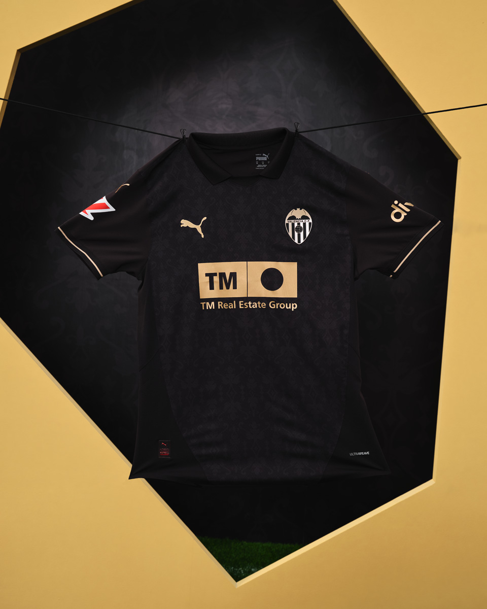 Áo đấu sân khách Valencia cho mùa giải 2024-25