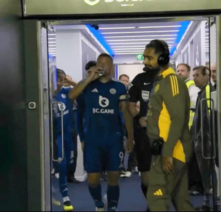 Vardy uống ba lon Red Bull và một tách cà phê trước trận đấu, có buồng áp lạnh trong nhà để khôi phục cơ thể