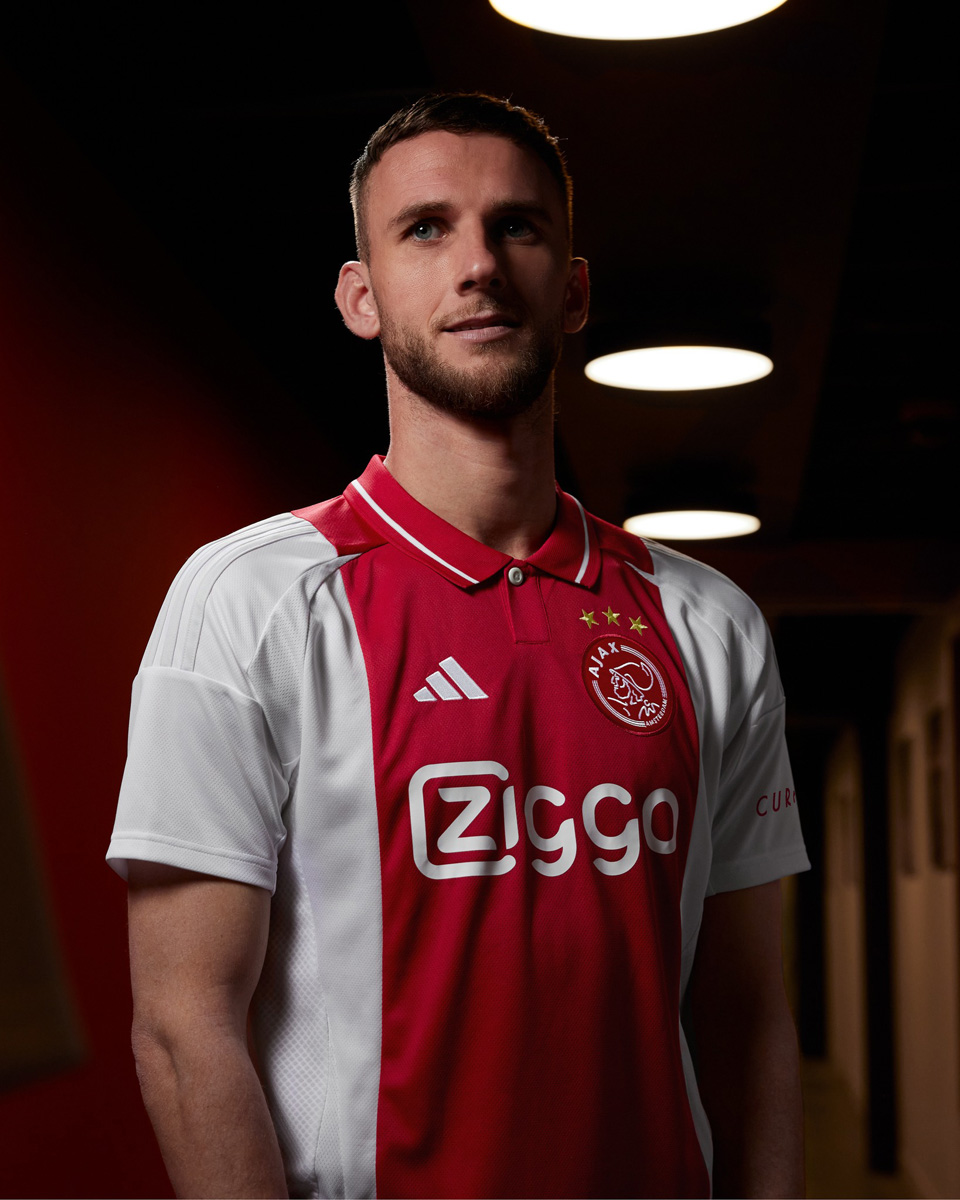 Áo đấu sân nhà Ajax cho mùa giải 2024-25